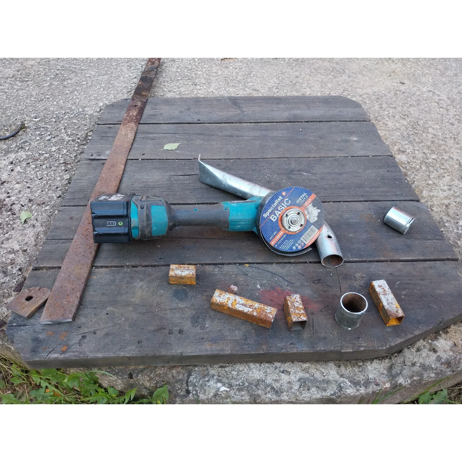 Akunurklihvija 125mm sauh.ee - töökohal metalli lõikamisel